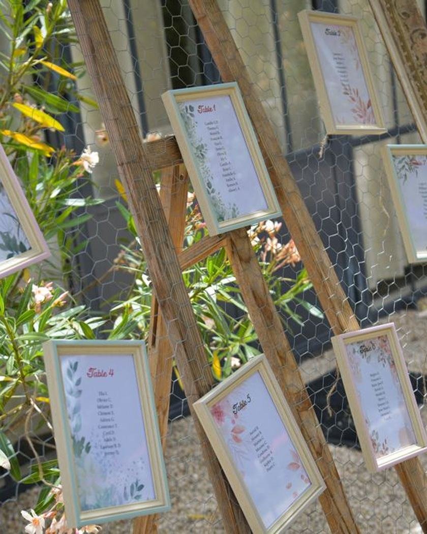 Plan de table présenté dans des cadres anciens, au milieu de la verdure